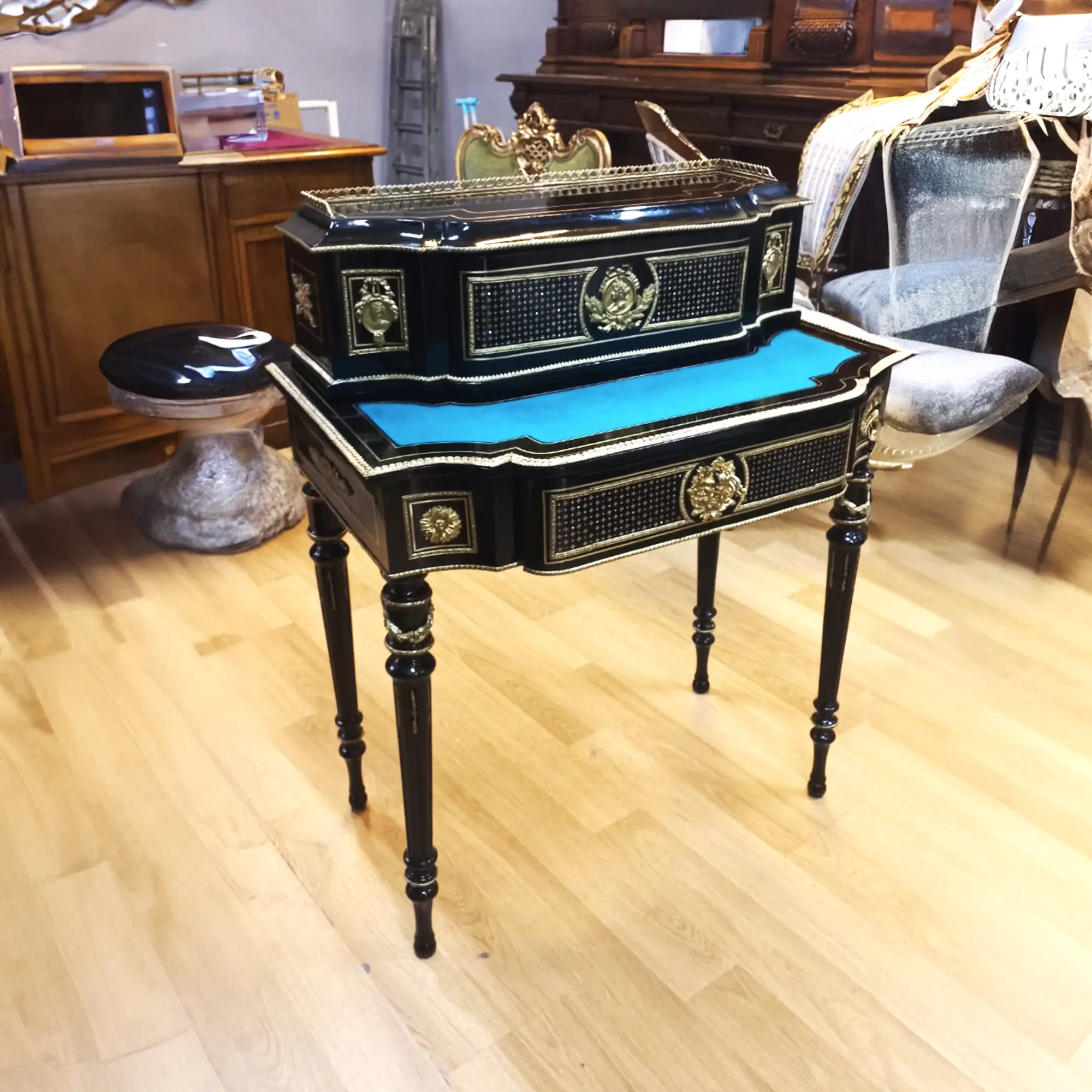 Antik Fransız çalışma masası